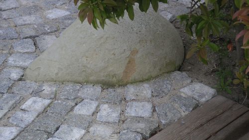 Das Granitsteinpflaster wurde von uns mit runden Sandsteinen ausgestaltet