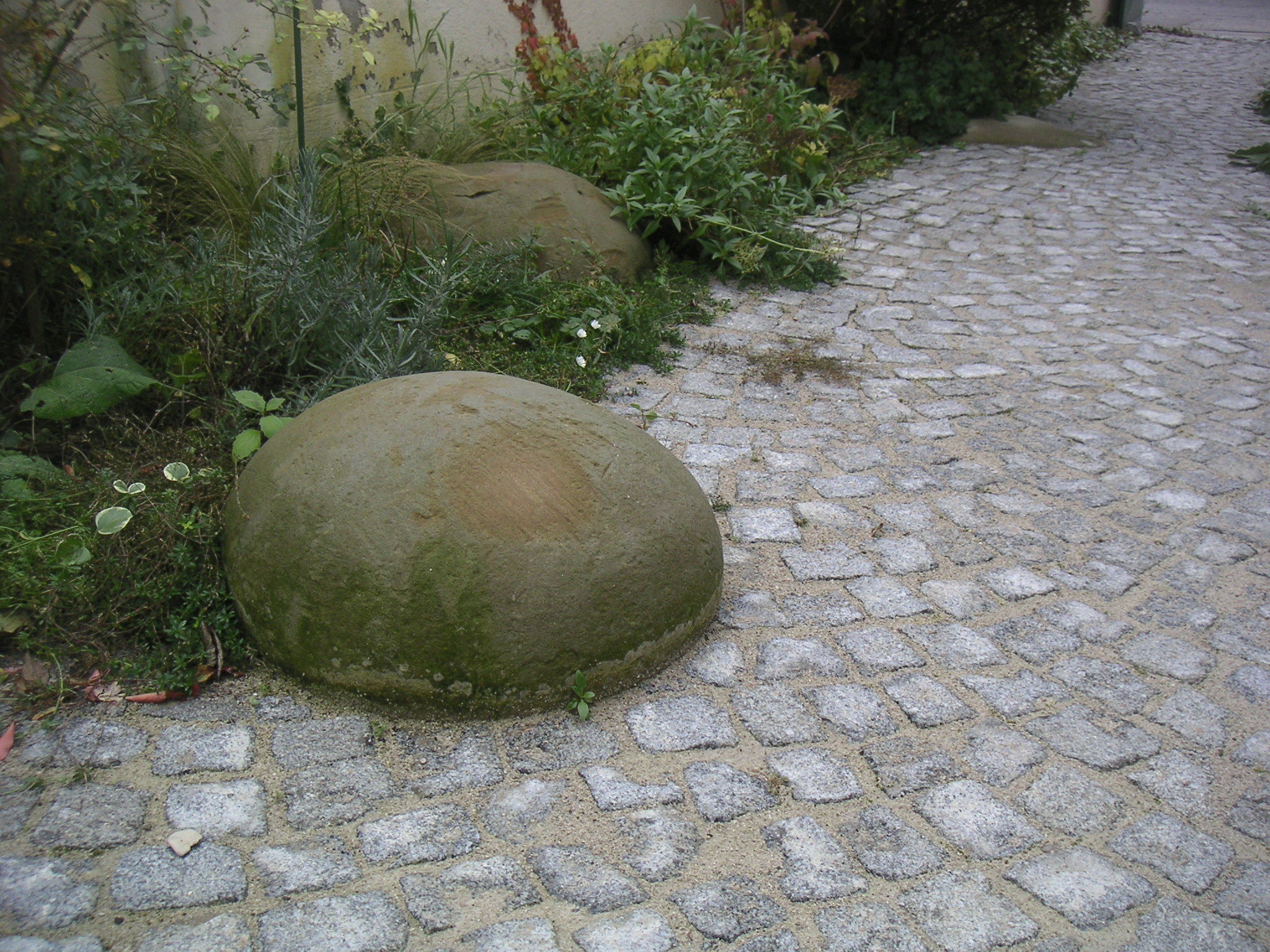 Granitsteinpflaster wurde von uns mit runden Sandsteinen