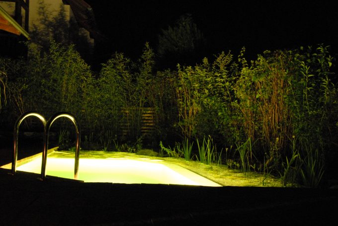 Schwimmteichbeleuchtung in der Nacht