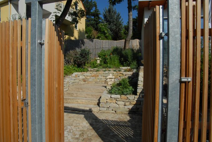 verzinktes Eingangstor mit Lärchenholz beplankt