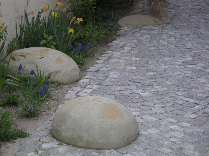 Granitsteinpflaster mit runden Sandsteinen ausgestaltet